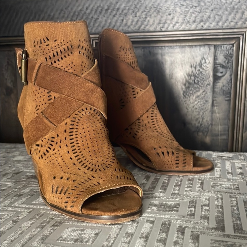Camel Brown Suede Peep-Toe Ankle Boots Naughty Monkey 7.5